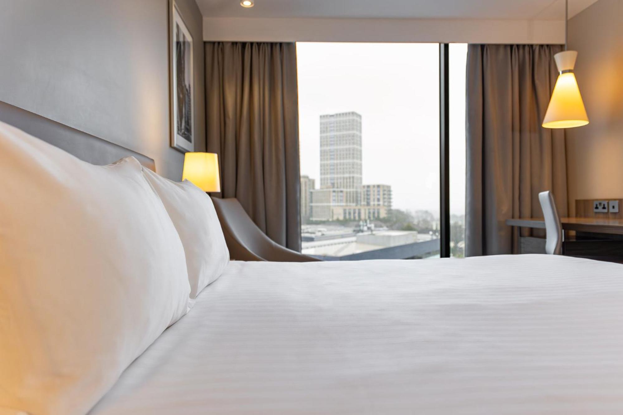 Holiday Inn London West By Ihg Exterior photo